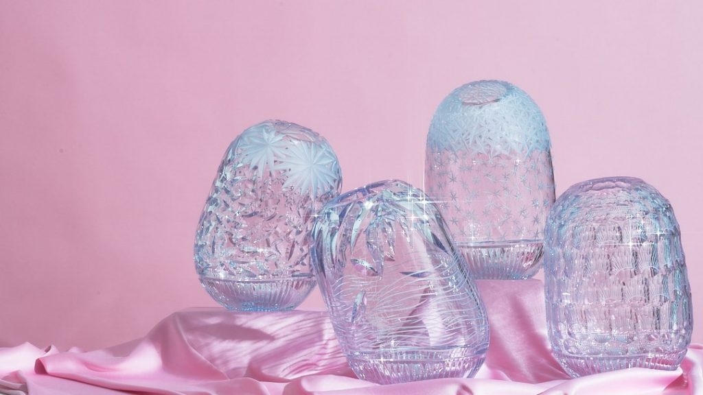 Четыре хрустальные вазы на розовом фоне